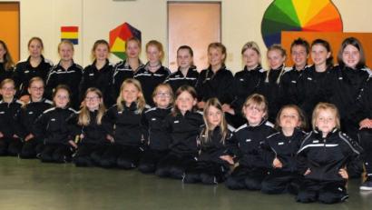 Bild: u
Unter der Regie von Regina Merkl (rechts) bereiten sich die 28 Mädels der Kinder- und Jugendgarde seit April auf die Faschingssaison 2018/19 vor. Unterstützt wird sie von Co-Trainerin Michaela Meier (links) und Annika Scheffler (hinten, Sechtse von links).