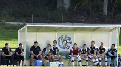 Bild: Ziegler
Die Auswechselbank der DJK Gebenbach mit Cheftrainer Faruk Maloku (links) und Co-Trainer Johannes Hager (2. von links)