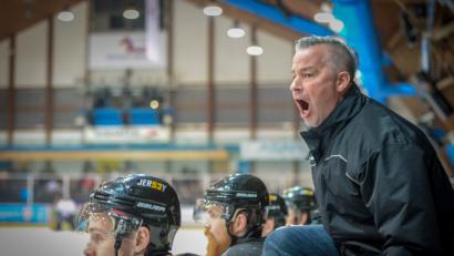 Bild: brü
Lautstark an der Bande: Dirk Salinger, Coach des ERSC Amberg.