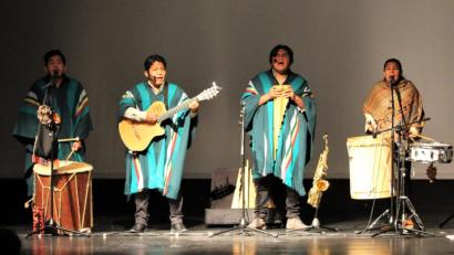 Bild: Dagmar Williamson
Mit Musik die Wasserversorgung des ländlichen Boliviens sichern: Sacumbaya singen über indigene Tradition.