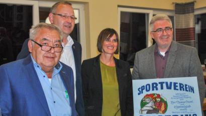 Bild: gth
Das neue Ehrenmitglied beim SV Raigering, Thomas Graml (rechts), lässt sich von Rudi Pirzer (von links), Jürgen Zweck sowie Christina Püschl gratulieren.
