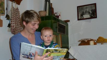 Bild: Portner
"Schau mal, da ist die Mama!". Barbara Weiherer blättert mit Sohn Emil im Buch der BR-Landfrauenküche 2018. Der ältere Bruder ist im Kindergarten. "Kinder zu haben, das ist für mich eine Erfüllung", sagt die junge Mutter.