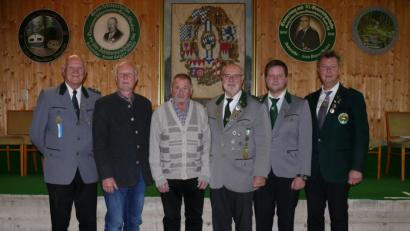 Bild: kgg
Von links Schützenmeister Alfred Koch mit den geehrten Schützen Ernst Baumgartner, Helmut Spandel, Horst-Helge Döll sowie zweitem Schützenmeister Jürgen Hecht und Gauschützenmeister Manfred Zölch.