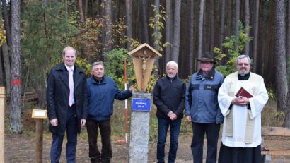 Bild: bnr
Den Fischberg schmückt wieder ein neues Gipfelkreuz. Darüber freuen sich (von links) Bürgermeister Konrad Kiener, OWV-Vorsitzender Paul Neblich,die OWV'ler Albert Wildenauer und Erwin Hartinger sowie Pfarrer Markus Ertl.