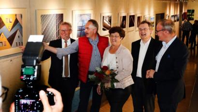 Bild: Gerhard Götz
Eröffnung der Fotoausstellung „Quer Beet“ im Müllkraftwerk: (von links) Oberbürgermeister Andreas Feller, Thomas Reichel mit Ehefrau Gisela, Verbandsdirektor Thomas Knoll und Laudator Wolfgang Eichinger.