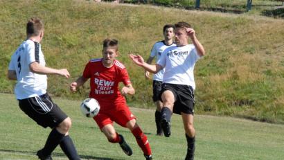 Bild: Rudi Gebert
Am Sonntag steigt in Schönhaid das Derby gegen die DJK Falkenberg. Das Hinspiel (Szene) gewann der SV Schönhaid im August nach einem 0:2-Rückstand mit 4:2. Hier nimmt es der Schönhaider Fabian Höfer (rotes Trikot) mit den DJK-Spielern Daniel Lauterbach (links) und Andreas Müller (rechts) auf.