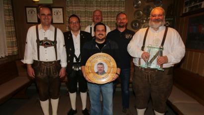 Bild: is
Die Schützen der SG „Waldeslust“ Riggau vergeben wieder den Wanderpokal. Die Gewinner sind diesmal (von links) Stefan Hörer, Andreas Neubauer, (vorne) , Marco Dümmelbeck (Gewinner der „Johann-Reinl-Gedächtnisscheibe“), Markus Schmidt, Alexander Eichelberger und Markus Merkl.