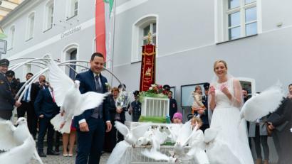 Bild: Markus Ostermeier
Sabine und Tobias Neuber freuen sich nach dem Ja-Wort in der Pfarrkirche Teunz über Hochzeitstauben.
