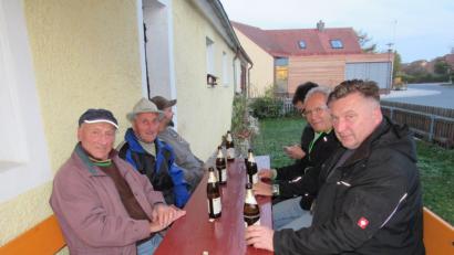 Bild: hhn
Da das Kleidersammeln doch anstrengend ist, haben sich die ehrenamtlichen Kleidersammler eine Stärkung verdient.