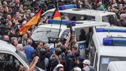 Bild: Boris Roessler/dpa
Demonstranten, Polizisten, Journalisten – da entsteht schnell ein Spannungsfeld. 	Boris Roessler/dpa