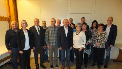 Bild: ibj
Für die Dauer von drei Jahren sind die Mitglieder des HKA mit dem Vorsitzenden Georg Götz (Siebter von links) gewählt. Bürgermeister Bernhard Lindner (rechts) und 3. Bürgermeisterin Evi Höllerer (Dritte von rechts) gratulieren.