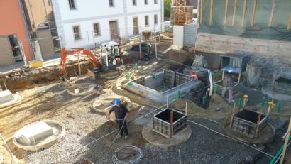 Bild: Portner
Etliche Handwerker sind auf der Großbaustelle zwischen Museum und Taubenplatz tätig. In Kürze wird die Bodenplatte betoniert; danach startet der Hochbau. Die Anwohner freuen sich derweil über Licht und Aussicht.