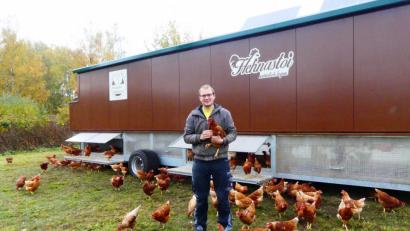 Bild: ils
Jakob Walberer vor seinem mobilen Hühnerstall.