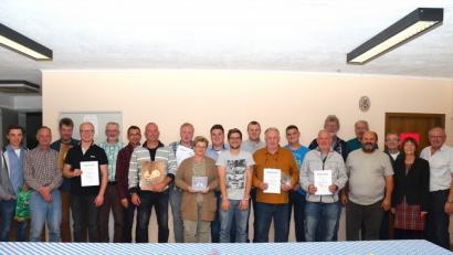 Bild: fjo
Unter den von Bundesvorsitzenden Lukas Kurek (links) prämierten Preisträgern der Bundes-Jubiläumsschau sind mit Alfred Sauer (Vierter von rechts), Patrick Sauer (Achter von rechts) und Mario Sauer (Mitte) auch drei lokale Züchter.