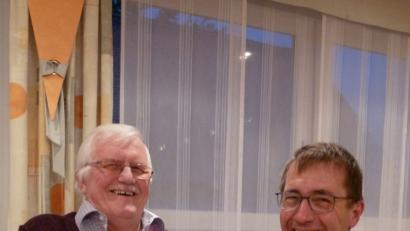 Bild: rlö
Riglasbrünner-Chef Otto Windisch (links) überreicht zwei Spenden an den Vorsitzenden des Vereins SEGA, Klaus Gebel.