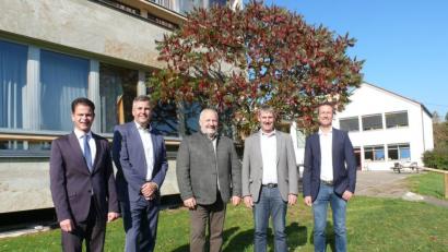 Bild: hmd
Vor dem Gebäude der früheren Knorr-von-Rosenroth-Schule erörtern (von links) Bürgermeister Jörg Fritsch, Jan Fritsche, Siegfried Kühn, Bürgermeister Reiner Pickel und Stefan Lang die neue Nutzung für Senioren.