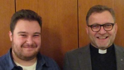 Bild: georg muellner (bra)
Dekan Markus Brunner (rechts) gratuliert Tobias Neudecker, Pfarrgemeinderatssprecher von St. Konrad in Ammersricht, der das Dekanat Amberg-Ensdorf im Diözesanpastoralrat vertritt.