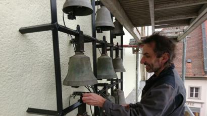 Bild: exb
Das Glockenspiel ist zurück an der Giebelfassade des Alten Rathauses, Noch aber erklingen keine Lieder. Ein Mitarbeiter einer Elektrofirma muss die 24 Glocken erst wieder verkabeln.