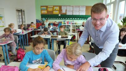 Bild: Wolfgang Steinbacher
Er ist einer der wenigen Männer, die an Grundschulen unterrichten: Lehrer Johannes Arndt. Hier schaut der stellvertretende Leiter der Hammerwegschule gerade seinen Schüler in der Kombiklasse 2/3 über die Schulter.