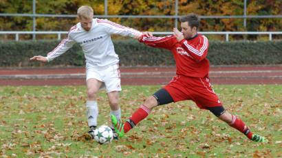 Bild: Rudi Gebert
An Allerheiligen trennten sich die SpVgg Wiesau (links Daniel Kißwetter) und die Sportfreunde Kondrau (rechts Stefan Bauer) 0:0. Am Sonntag bestreiten beide Teams das nächste Stiftlandderby: Die Sportfreunde empfangen den SV Steinmühle, die SpVgg gastiert beim SV Mitterteich II.
