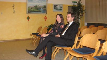 Bild: sei
Beim Tagesordnungspunkt seiner Entlassung aus dem Bürgermeisteramt nahm Stephan Oetzinger im Zuschauerraum neben Frau Barbara Platz.