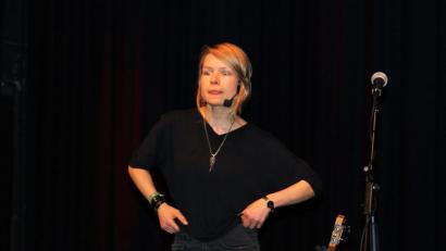 Bild: Dagmar Williamson
Scharfsinning und Schlagfertig: Andrea Limmer bietet bayerisches Kabarett der extremen Mitte. Werte stehen wieder hoch im Kurs.