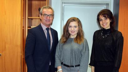 Bild: stg
Das "Christkind" Amelie Zehfuß (Mitte) mit Bürgermeister Werner Nickl und Romina Passon vom KEM-Verband.