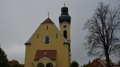 Bild: dob
Vor der St. Johannes Nepomuk-Kirche in Waldau soll noch in dieser Woche eine Tafel auf den großen Brückenheiligen hinweisen. Die Bevölkerung ist zu diesem Akt eingeladen.