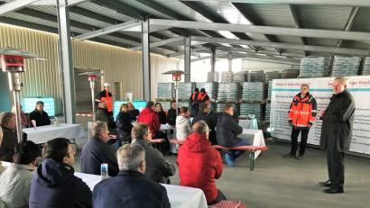 Bild: e
Nach der Eingangsbegrüßung durch Dr. Otto Hieber (rechts) präsentierte der Werksleiter, Bernhard Neudecker, die durchwegs positiven Ergebnisse des Lärm- und Staubgutachtens den Stadträten der Stadt Schnaittenbach.