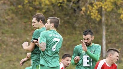 Bild: Hubert Ziegler
Die Ammerthaler Christian Knorr, Mario Zitzmann und Marco Weber (in den grünen Trikots von links) können in dieser Situation, die zur Vacher 2:1-Führung führt, den Schuss von Daniel Geissler nicht abblocken.