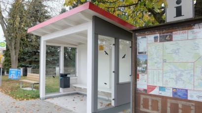 Bild: ohr
Die Gemeinde Schmidgaden errichtete acht Buswartehäuschen. Die Gesamtkosten liegen einschließlich Bauhofleistungen bei rund 130 000 Euro. Der Freistaat Bayern gewährte einen Zuschuss in Höhe von 40 000 Euro.