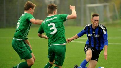 Bild: Werner Franken
Michael Busch (rechts) steuerte zum Weidener Kantersieg in Hutthurm einen Dreierpack bei.