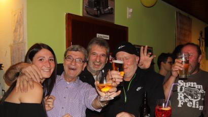 Bild: mfh
Platz ist in der kleinsten Hütte. Ausgelassene Stimmung bei den Besuchern der Schmiede.