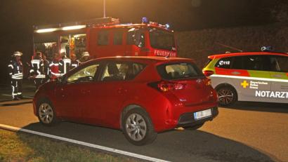 Bild: nm
Die Floßer Feuerwehr leuchtet die Unfallstelle aus, an der der Senior tödlich verunglückte. Unterstützung, insbesondere für die Verkehrsregelung, kam von den Kollegen aus Flossenbürg