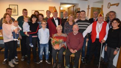 Bild: jr
Barbara Nerlich (sitzend) mit ihren Ehemann Reinhard, feierte am Samstag ihren 80. Geburtstag. Bestens gelaunt feierte sie im Café des Mehrgenerationenhauses. Dazu gratulierten neben ihrer Familie noch (von rechts) Maria Neumayr (TuS), Bürgermeister Roland Grillmeier, Willi Schneider, Robert Hoyer (Rotes Kreuz), sowie Stadtpfarrer Anton Witt (8. von rechts), Otto Weiß (9. von rechts) und Stilla Schuller (6. von links) vom Katholischen Frauenbund.