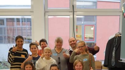 Bild: abi
Die Theatergruppe unter Leitung von Gabi Kollaschinski untermalt das Programm mit Theaterszenen.