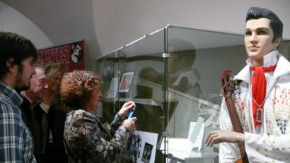 Bild: abu
Zeitzeugin Lieselotte Zelenka aus Hirschau ist eine der Ersten, die bei der Eröffnung den Original-Brief von Elvis begutachten. Die Vitrine ist den ganzen Abend dicht umringt.