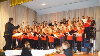 Bild: du
Wolfgang Ziegler und sein 70 Sänger und Musiker umfassender Teeniechor begeistert beim Jahreskonzert in der proppenvollen Mehrzweckhalle mit einem tollen Programm über 600 Besucher.