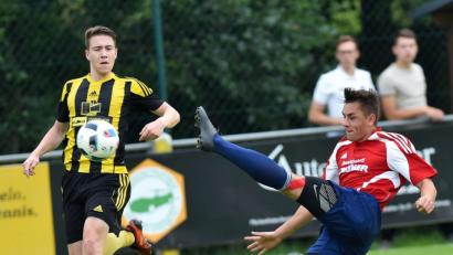 Bild: A. Schwarzmeier
Kulmains Benedikt Weber (rechts, Szene aus dem Heimspiel gegen Grafenwöhr) erzielte den Ausgleichstreffer gegen den TSV Detag Wernberg.