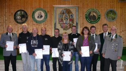 Bild: kgg
Die erfolgreichen Teilnehmer der Vereinsmeisterschaft 2019 und der Gaumeisterschaft 2018 - (von links) Alfred Koch, Hubert Bauer, Thomas Bomann, Roland Rögner, Peter Erl, Anja Hecht, Christian Koch, Natalie Ries, Jürgen Hecht, Manfred Zölch und Horst-Helge Döll.