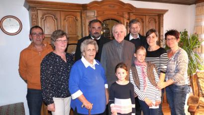 Bild: fvo
Ludwig Zielbauer (Mitte) feiert mit seiner Familie und Gästen seinen runden Geburtstag