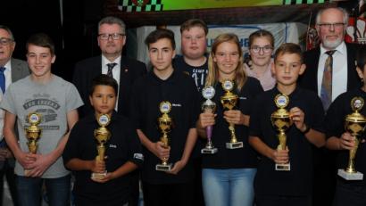 Bild: gf
Die jugendlichen bayerischen Meister zusammen mit stellvertetendem Landrat Hans Kummert (Zweiter von links), Bürgermeister Michael Göth (Fünfter von links) und ASC-Sportleiter Manfred Scharnagel (Zweiter von rechts). Beste weibliche Cross-Kart-Fahrerin ist Alina Meier vom ASC (Fünfte von rechts). Den Wanderpokal für den besten Cross-Kart-Fahrer holt sich Matthias Rösel vom ASC (rechts).