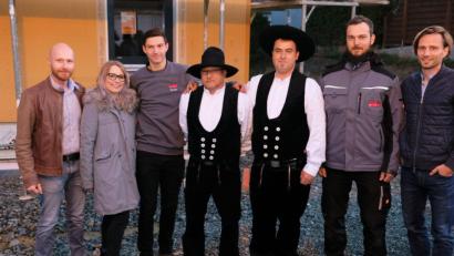 Bild: rca
Mit dem Richtspruch der Zimmerleute wünschen das Investorenteam Dromann/Sper und die Vertreter der Baufirma Gruber den künftigen Wohnungseigentümern „Glück und Wohlergehen“.