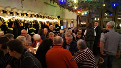 Bild: arw
Die Halle der Feuerwehr ist bunt beleuchtet.