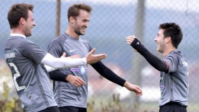 Bild: Hubert Ziegler
Philipp Hummel (links) und Christian Demel (Mitte) beglückwünschen den Führungstorschützen des SSV Paulsdorf zum 1:0, Christian Schreier (rechts).