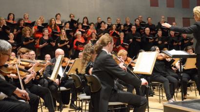 Bild: Kunz
Dirigentin Stefanie Zühlke-Schmidt (rechts) leitete nach der Pause Chor und Orchester.