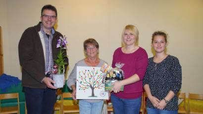 Bild: mmj
Nach 17 Jahren Arbeit im Kinderhaus Kleine hl. Theresia wurde Franzsika Mösbauer von Pfarrer Wolfgang Dietz, sowie von Kinderhausleiterin Anja Herdegen und ihrer Stellvertreterin Elisabeth Baier (Dritte und vierte von links) verabschiedet.