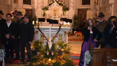 Bild: bnr
50 Jagdhornbläser der BJV- Kreisgruppe Nabburg haben sich um den Hubertusaltar versammelt, um Gott mit ihrem Spiel zu ehren.