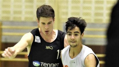 Bild: Büttner, Gerhard
Liam Archer (am Ball im Spiel gegen Bayreuth) war unter anderem mit zwei wichtigen Dreiern eine große Stütze für die DJK beim USC Leipzig. In der schwierigen Phase nach den Verletzungen von zwei Neustädtern brachte der Nachwuchs-Point-Guard Stabilität in den Spielaufbau. 	Bild: Büttner