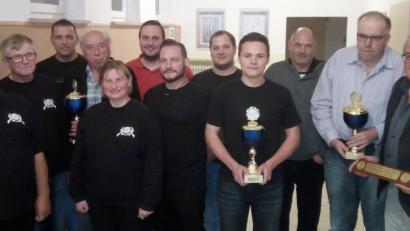 Bild: lgc
„Besser als der Rest“ ist einmal mehr der Sieger der Gemeindemeisterschaft im Luftgewehrschießen. Stefan Lautner (Vierter von rechts) nahm für das Team den Pokal entgegen. Für die zweitplatzierten „Jägermeister Boys“ tat dies Albert Schreglmann (Zweiter von rechts), für „Die Alten“ auf Rang drei Alfred Schmid (Vierter von links). Die Preisverleihung übernahmen Schützenmeisterin Claudia Schreglmann (Fünfte von links) und ihr Stellvertreter Dieter Pommeranz (links). Schirmherr Gerhard Löckler überreichte für den gleichwertigen Eröffnungsschuss Dieter Biersack (Dritter von links) einen Preis.